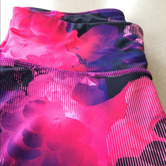 NWOT Pink and black floral yoga pants - Picture 4 of 4